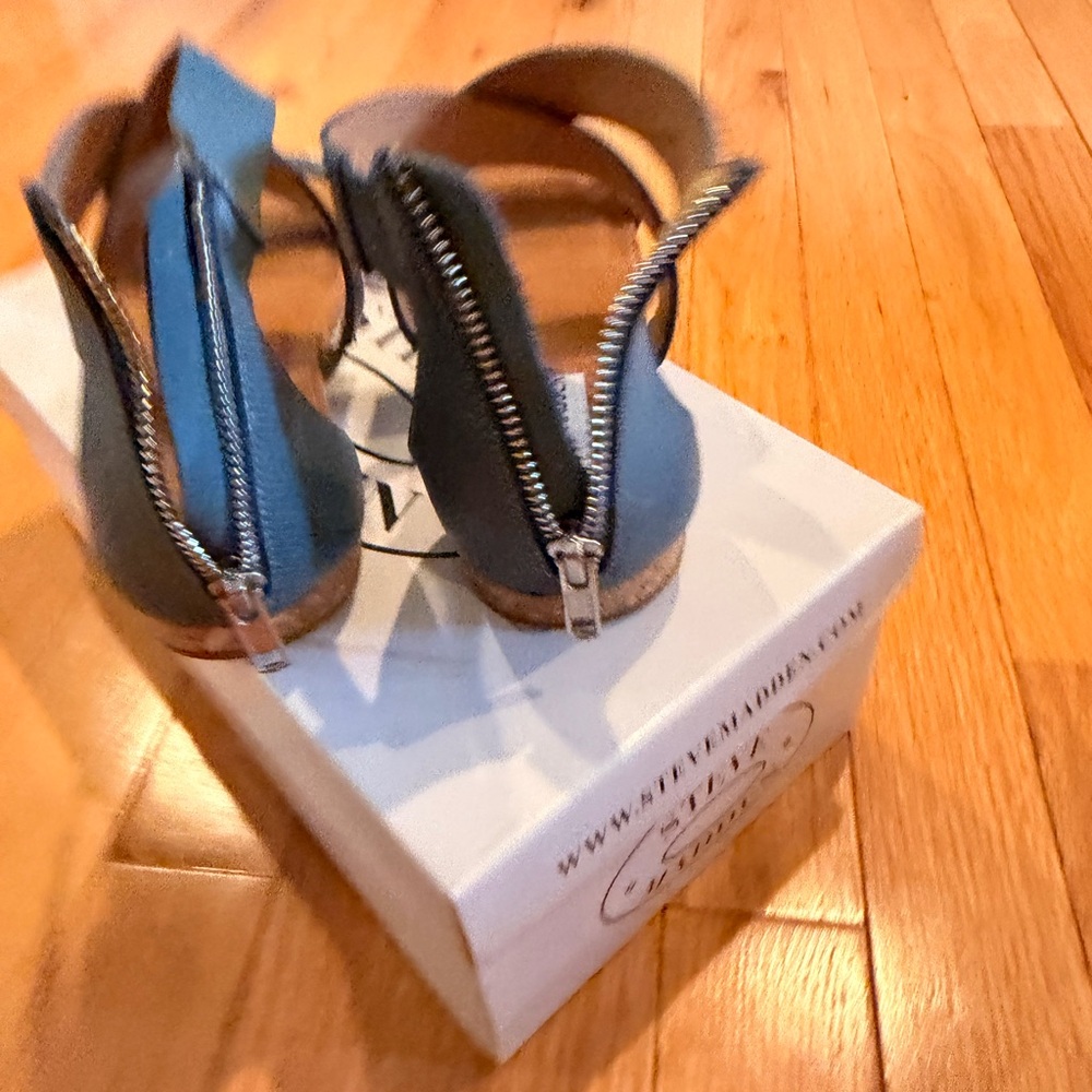 Steve Madden Blue Zip-Back Sandals